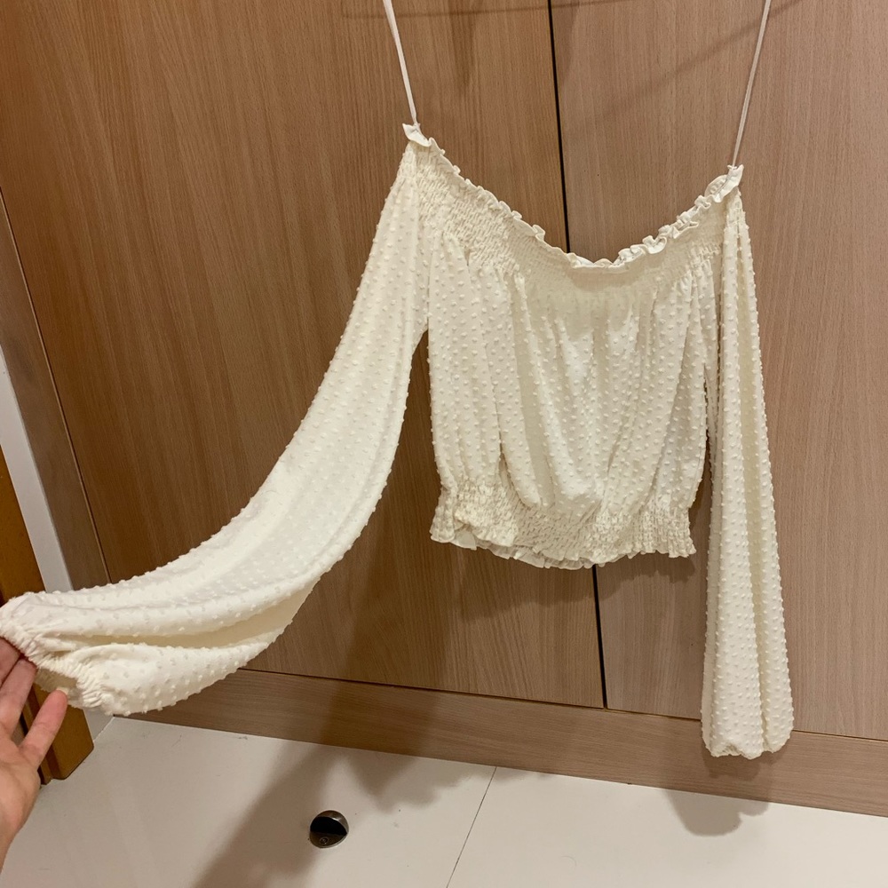 WHITE OFF THE SHOULDER TOP